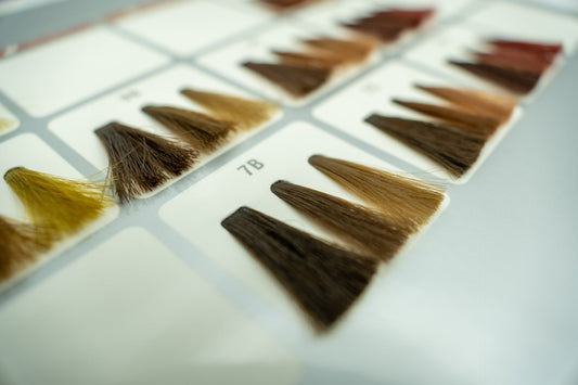 ヘアカラーは抜け毛の原因になる？切れ毛との違い・仕組み・髪の守り方を徹底解説